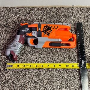 NERF Zombie Strike Hammershot Blaster (Amazon Exclusive) LIKE NEW darts not incl
